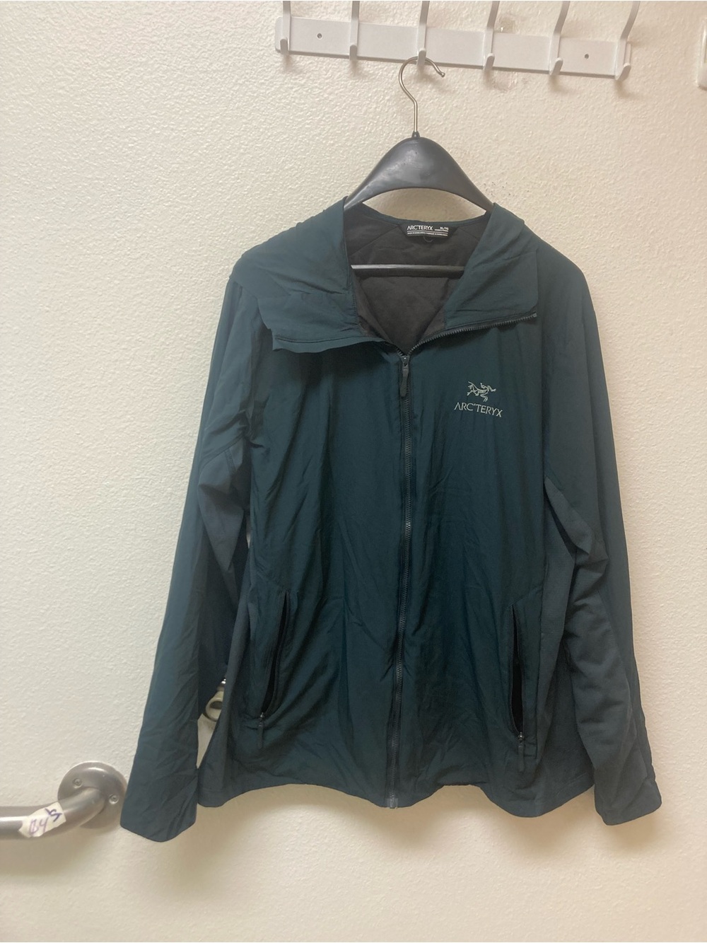 ARC’TERYX Women’s Dark Green Hooded Light Jacket (XL)